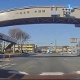 この車とバイクの衝突事故、どっちがわるいの？