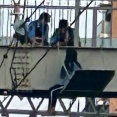 【悲報】早朝、東上線の高架外に女が侵入→送電停止、車内は蒸し風呂→上下線、TJライナー、池袋線、有楽町線（メトロ共）、東横線、みなとみらい停止→女は救出、出勤リーマン大惨事