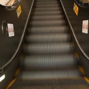 俺「ちょっと邪魔だよ歩いて」クソ正義マン「エスカレーターはｗｗ歩いちゃ駄目なんですよぅｗｗｗ」← くっそウザいんだが・・・