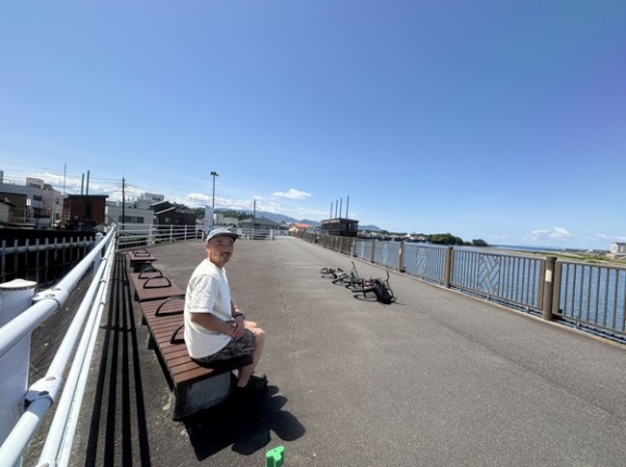 【座れるところ】狩野川の河口。江川排水機場らへんのベンチに、座ってみた。景色がいいね、座れるマチ沼津。(沼津市我入道)