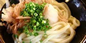 普通お土産にケチ付ける？パートのおばちゃんに讃岐うどん3人前の箱を渡したら「うち5人家族なんですけど？」って言われたんだが…