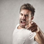 コンビニ店員に注意したらぶん殴るぞって脅迫された…