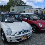 『ミニクーパーとパレットの点検してます。安い中古車屋ですが、壊れている車は売りません( ｀ー´)ノ。安くてもしっかり走れる中古車のみ販売いたします(*^▽^*)』の画像