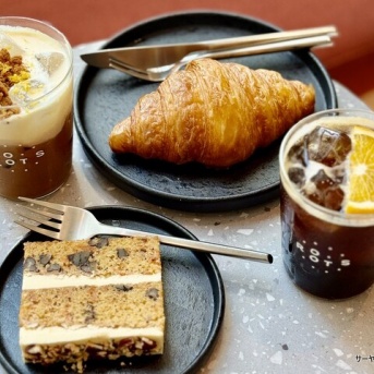 【Roots at Bhiraj EmQuartier】　 ～平日限定の穴場！エムクオーティエ直結の絶品カフェ～