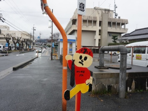 ソッと置かれていますが、どなたか交野市役所横でネクタイをお忘れですよ！