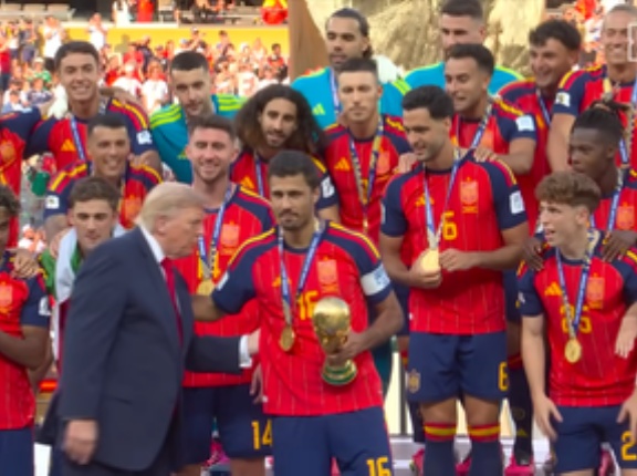 サッカーW杯表彰式でのトランプ大統領の行動に物議 試合前には優勝杯に触れる､トロフィーリフト時も”居残り”で批判