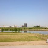 『対岸の主水新田からのグラウンド風景』の画像