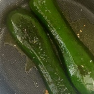 ズッキーニのステーキ　ピリ辛フレッシュトマトソースで