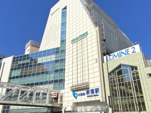 ミロードデッキの階段を撤去 小田急の新宿ミロードは足場を組み立て中