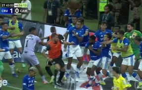 サッカーで歴史的大乱闘が発生！23人がレッドカード→退場ｗｗｗｗｗ※動画あり