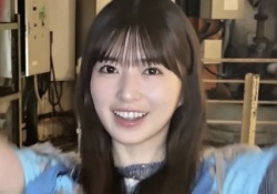 【朗報】小川彩さん、うっかりヘソチラwwwwwwwwwww