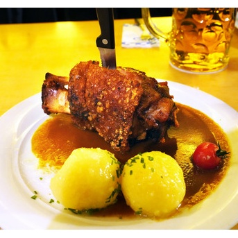 豪華、骨付き『シュバイネハクセ』、ドイツ料理の真のチカラ！〜フランクフルト　Paulaner am Dom〜