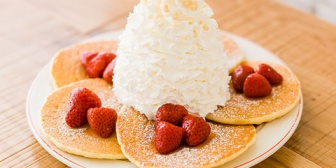 彼女が変な方向にケチ。有名なパンケーキを、店に行かずに家で自作して食ってたり、コールドジュース？やらも機材買って毎日自分で作って飲んでる。家庭的じゃなさすぎて冷めたわ