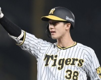 小幡竜平とかいう3年前から毎年シーズン始まる前に「今年のショートは小幡」と言われ続ける選手