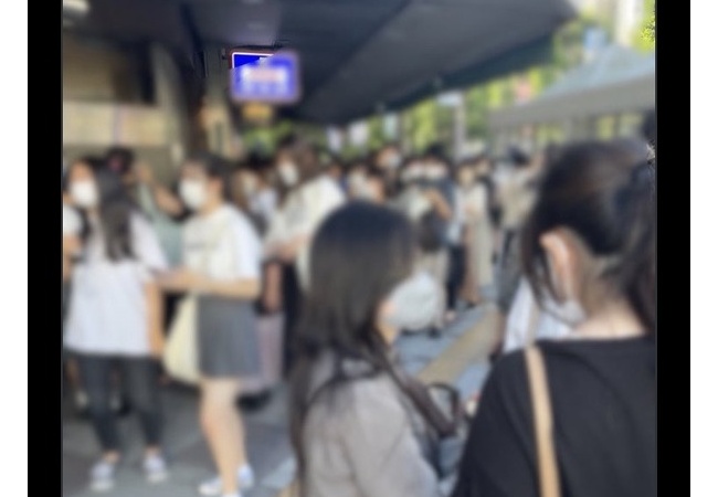 【画像】原神焼き、人気過ぎて群がってしまう　しかも可愛い女の子だらけｗｗｗｗｗ