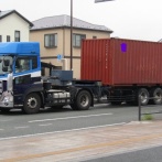 大型トレーラーが急ブレーキして、荷物が運転席に崩れ運転手が死亡した事故で、そのトレーラーが映ったドラレコ動画が話題に　事故の原因も判明か？