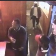 これがバウンサーの仕事。突然銃をもって飲み屋にあらわれた男に・・・。海外の反応