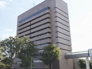 【悲報】前橋市長（42）とラブホで10回以上打ち合わせした男性職員（54）が今月末で退職・・・・・