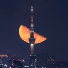 『投稿：スカイツリーと下弦の月【追記】2025/10/15』の画像