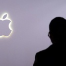 アップル初の折りたたみ式iPhone、引き続き9月の発表を予定－関係者