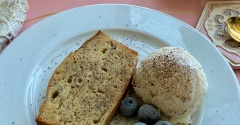 バニラアイスを添えて冷たい夏のバナナケーキ