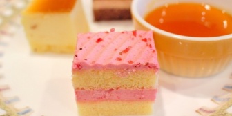 Bと独身Cと小無しの私が手土産を持参しＡの家に。→Bがプチケーキの詰め合わせを「みんなで食べよう」ってAに渡した。→AがそのケーキをAの子供とBの子供にしか出さなかった