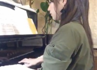 【動画】左伴彩佳が「サイレントマジョリティー」をピアノで演奏！