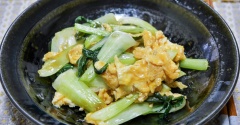 副菜なようなメインなような「チンゲン菜と卵の炒め物」&「ジュースの自動販売機」