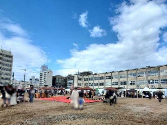 グルメ・ドッグマルシェ・ワークショップが満載！富山市八人町『旧八人町小学校グラウンド』で『HACHI MARCHE（ハチマルシェ）』開催。10月12日。