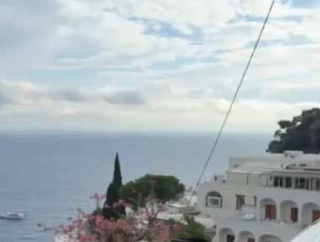 地中海にやってきた。目の前に広がる美しい風景より、偶然出会ったキミの姿に目を奪われた…