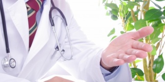 最近ある病気と診断されたんだけど、上司に報告するか、その方法について悩んでる。