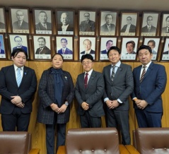 視線の圧　県連会議室での一コマ