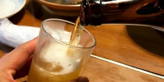 居酒屋で瓶ビール頼んで、コップに半分ほど注いだところでコップのフチに口紅のあとが少し残ってるのに気づいたんだが…