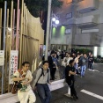 【悲報】路上売春婦さんたち、見世物になってしまう