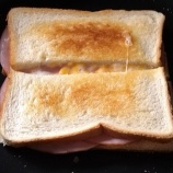 『ハムとチーズのホットサンド』の画像