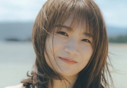 【悲報】秋元真夏(32)のDカップビキニ、マジで過激