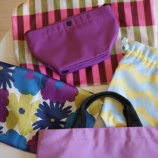 『綺麗色のバッグをモノトーンコーデにちょい足し』の画像