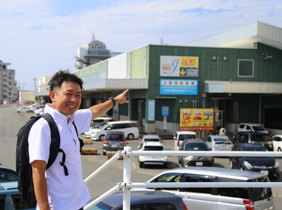 朝6時集合。でも行きたい。普段は入れない沼津魚市場の「セリツアー」今年もやるみたい。「朝食付き」が強い。