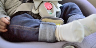 チャイルドシートを助手席に置きたいが、子どものことを考えると諦めざるを得ない