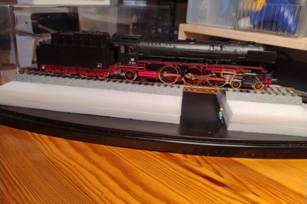 クローゼットの中の鉄道模型 - ダイソー ディスプレイケース 車両展示