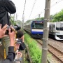 【動画】撮り鉄たちがお目当ての電車をワクワクで待つ⇒ 違う電車に撮影を邪魔された結果・・・