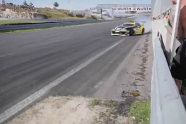 直ドリ車がギャラリーのすぐ脇までやってきたー Turbo Bee 自動車 バイク動画のターボビー