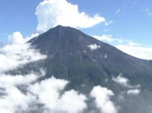 富士山で大阪の少年が一時 行方不明に…直前に父親と口論　父親が先を行き振り返った時には姿見えず　警察の山岳遭難救助隊が発見