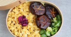 思ったより茶色。しいたけの肉詰め弁当