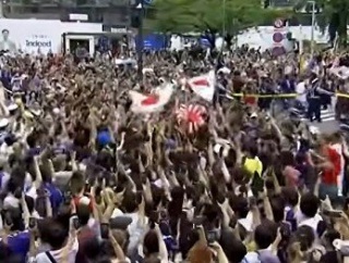 【W杯】渋谷で日本サポーターが騒いで迷惑行為三昧、一部は赤信号すら守らず　 DJポリス必死に絶叫「交通の迷惑を考えて😭」