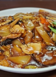あんかけ焼きそばの料理写真。白い皿に盛られた麺と野菜の温かい一品