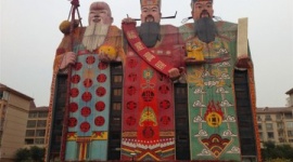 「中国で最も醜い建築物」「つっこむ気力も失せる」 3人の巨大なおっさんがそびえ立つホテルが話題