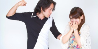 彼に冗談で胸ぐらを掴まれたりかかってこいとか言われる。笑いながらやめてよーとかごめんとか言うけど疲れてきた