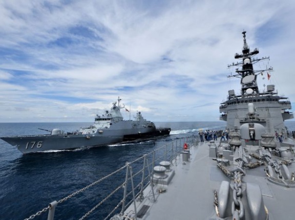 海自インド太平洋方面派遣の護衛艦「あけぼの」、マレーシア海軍哨戒艦「スランゴール」と共同訓練！