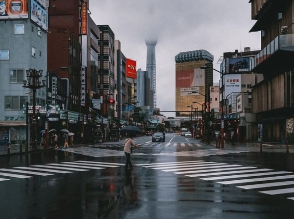 外国人「こういう雨の日の東京の雰囲気ってなんか良いよな」
